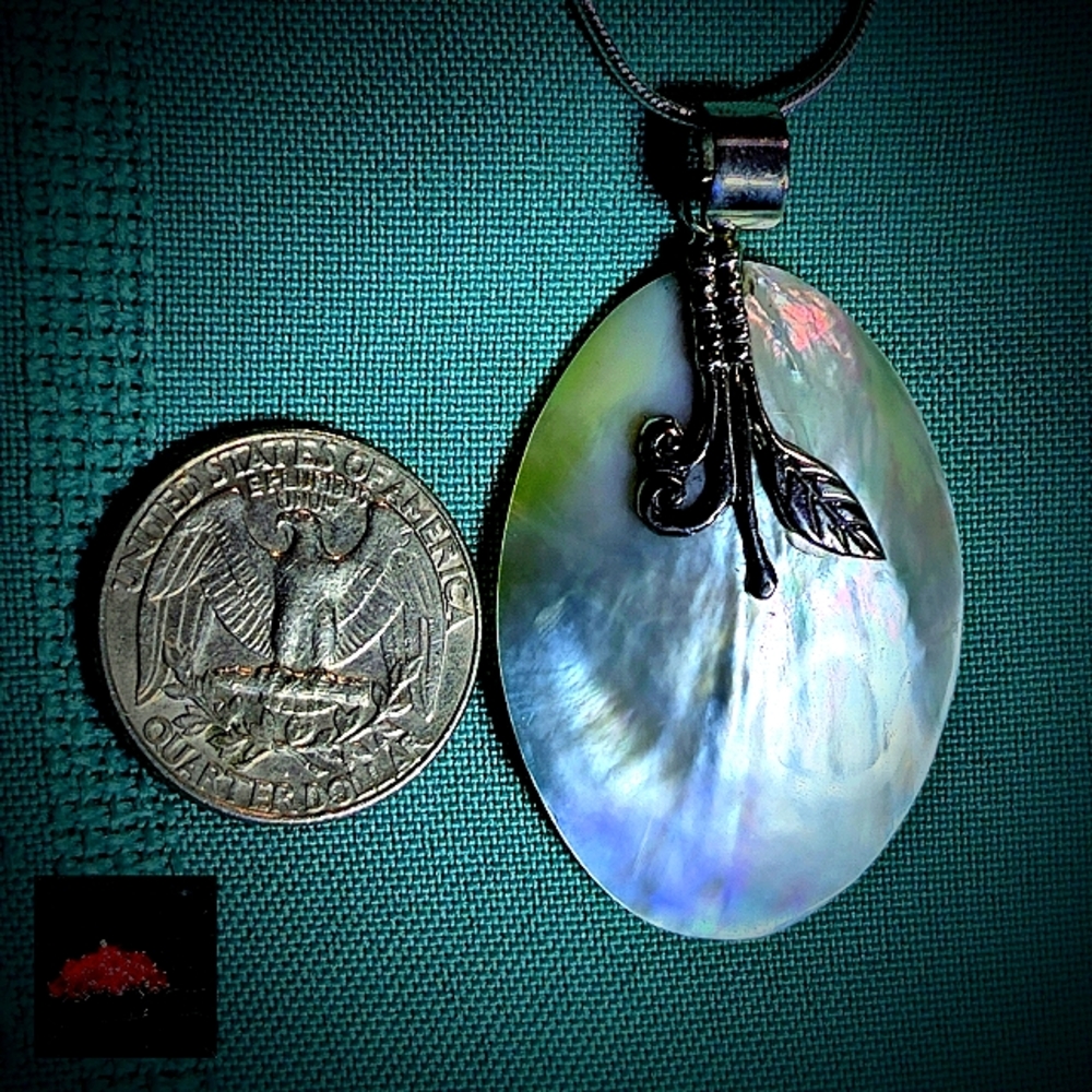 NWT-MOTHER OF PEARL, NATURAL RAINBOW HUES. STERLING 18" PENDANT. 👇  👇